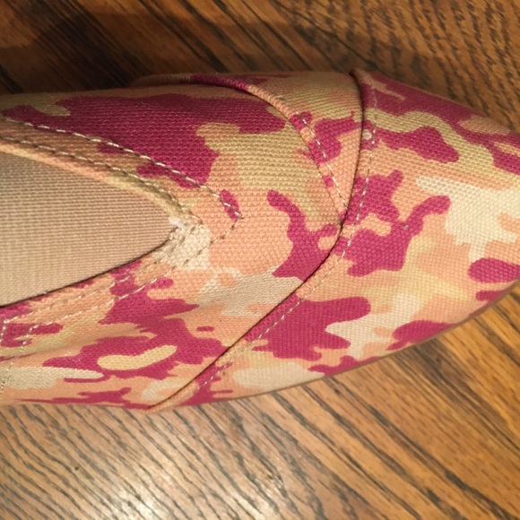 SERRA RUX sz8, pink/raspberry/tan camouflage print flats. New. Builtin stretch V - Picture 2 of 5